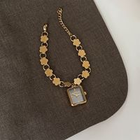 Jam Tangan Gelang Kuarsa Wanita Mewah Rantai Tautan Bunga Dial Persegi Panjang Jam Tangan Elegan Reloj Mujer Jam Tangan Wanita Modis Emas
