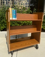 Chariot à livres vintage en bois, chariot à roulettes pour bibliothèque, chariot à livres de style mid-century avec étagères inclinées sur roulettes pour bibliothèque, salle de classe