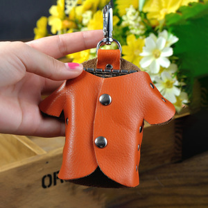 Llaveros personalizados de cuero PU, llaveros creativos con diseño de ropa de dibujos animados, colgantes para llaveros de gran capacidad y regalos. - Product Image 1