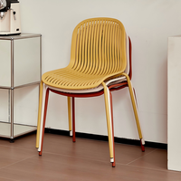 Chaise de salle à manger de style Mid-Century, pieds en métal de couleur assortie, coque ergonomique incurvée, bord en cascade, résine PP