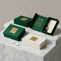 Coffret cadeau pour nouveau-né OEM, boîte rigide personnalisée imprimée, fermeture magnétique dorée, pour vêtements de bébé, souvenir, mémoire
