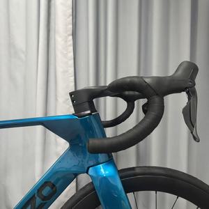 Bicicleta de Carreras Aerodinámica de Carbono con Frenos de Disco Hidráulicos Shimano 105/105 Di2/UT Di2, Directo de Fábrica Kozo, con Ruedas de Carbono - Product Image 5