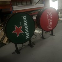 Affichage publicitaire extérieur suspendu, boîte à lumière LED en acrylique personnalisée