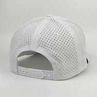 Casquette de baseball respirante à perforations découpées au laser avec patch tissé bleu marine, visière plate, ajustable, blanche, haute performance