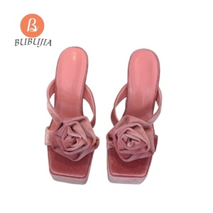 Sandales compensées à plateforme épaisse pour <span class=keywords><strong>femme</strong></span>, personnalisables <span class=keywords><strong>avec</strong></span> logo, mignonnes, roses, à fleurs en fourrure, talons hauts, claquettes à <span class=keywords><strong>talon</strong></span> bloc pour <span class=keywords><strong>femme</strong></span> - Product Image 5