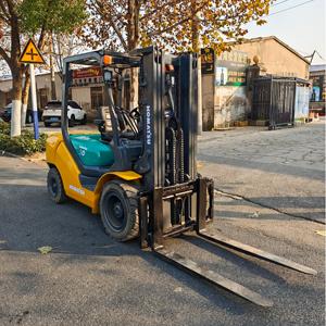 Montacargas Komatsu FD30 Usado de 3 Toneladas con Mástil de Dos Etapas, Motor Diésel Japonés, Desplazador Lateral Hidráulico y Neumáticos Sólidos - Product Image 2
