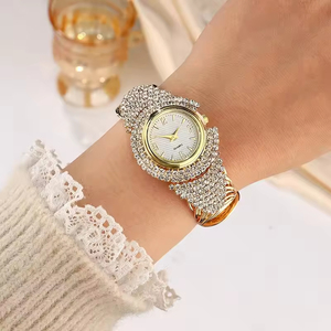 Montre-bracelet de luxe pour femme Montre-bracelet à quartz dorée avec diamants - Product Image 6