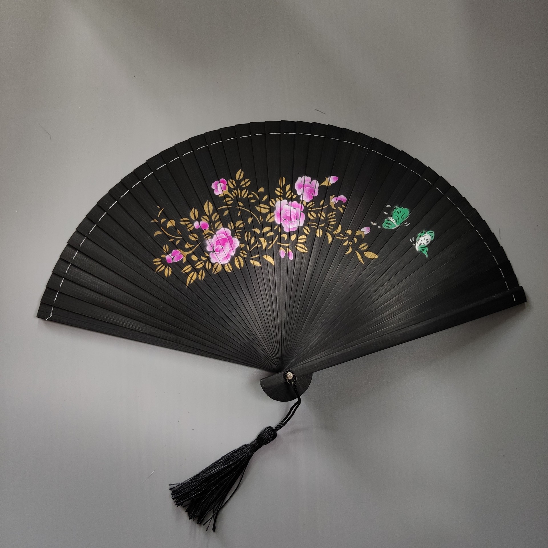 Beaucoup de fleurs et papillons flottants - tige noire