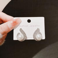 Pendientes de Perlas de Imitación de Lujo Francés de Alta Gama, Versátiles y a la Moda para un Estilo Dulce, Fresco y Atrevido, Estilo Hada