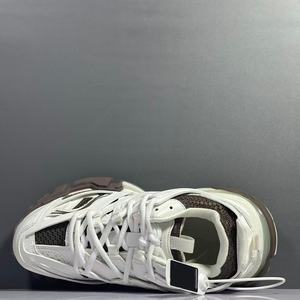 Les chaussures de sport décontractées blanches et respirantes présentent un design en mesh de haute qualité et luxueux. - Product Image 6