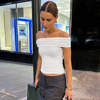Europese en Amerikaanse stijl dameskleding zomer 2025 nieuwe mode sexy strakke afslankende off-shoulder taille T-shirt groothandel