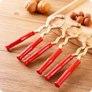 Rompe nueces de acero inoxidable con mango rojo, tamaño universal para abrir nueces - Product Image 3