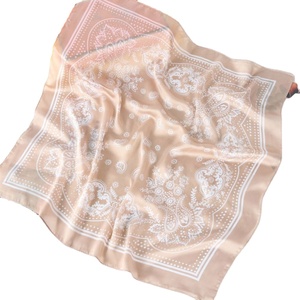 ผ้าพันคอโพกผมคุณภาพสูง 100D โพลีเอสเตอร์คอตตอนซาติน พิมพ์ลายดิจิตอลด้วยเทคนิคซับลิเมชั่น สำหรับพันผม - Product Image 3