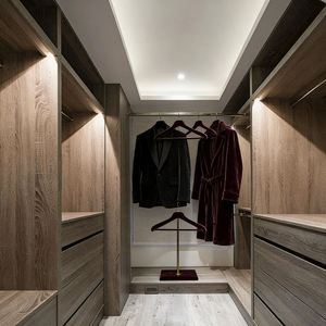 Armario Vestidor de Madera Clara Personalizado Balom con Tragaluz, Luz Natural y Diseño de Almacenamiento Minimalista - Product Image 6