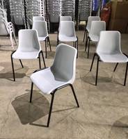 Chaise en plastique empilable moderne et durable avec pieds en métal pour l'école, la formation, le bureau à domicile et les événements