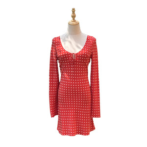 Robe mini en soie à pois rouges et blancs vintage pour femmes, col rond, manches longues, coupe biaisée, ajustée - Product Image 5