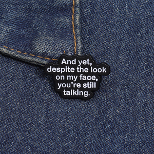 Eppure, nonostante lo sguardo sul mio viso, <span class=keywords><strong>stai</strong></span> ancora parlando di testo breve frase spilla smaltata con descrizione dell'umore distintivo dello zaino - Product Image 5