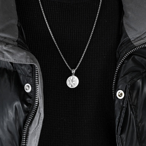 Joyería única y popular: Collar Exorcista de San Benito, Colgante de Moneda de Acero de Titanio, Artístico y Versátil - Product Image 3