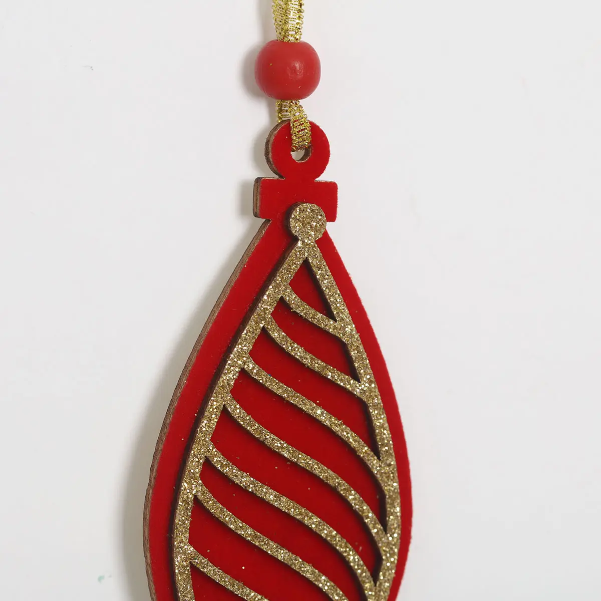 Ornamentos de suspensão de Natal em madeira, 3 conjuntos, flocos vermelhos com glitter dourado e corda dourada