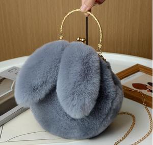 Bolso redondo de piel sintética rosa con correa de cadena dorada y decoraciones florales, bolso de hombro estilo invierno para mujer - Product Image 5