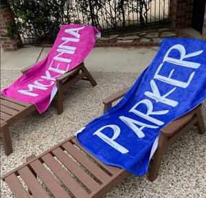 Toalla de Playa o Piscina Personalizada con Nombre, Estilo de Letra Gruesa, para Regalo de Cumpleaños o Vacaciones - Product Image 1