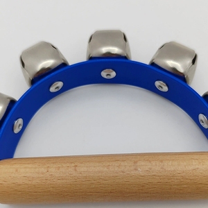 Venta al por mayor: Instrumento de percusión Orff de 5 campanas metálicas con marco curvo y mango de madera, ideal para actuaciones infantiles. - Product Image 4