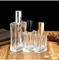 Flacon de parfum en verre rectangulaire transparent de haute qualité de 30 ml avec pulvérisateur à pompe personnalisable, rechargeable et vide pour usage cosmétique