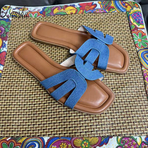 Sandales plates en cuir PU à bout ouvert avec lanières croisées rétro, logo personnalisé de haute qualité LS-03, pour femmes, tongs de plage - Product Image 4