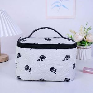 Sac de maquillage floral 2023, nouvelle collection, vente en gros, grande capacité, sac de voyage portable, trousse de toilette tendance - Product Image 5
