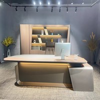 Bureau de direction moderne en forme de L, design de panneau en arc, cadre haut de gamme, luxe léger, accents en acier inoxydable, 2 tiroirs, bureau