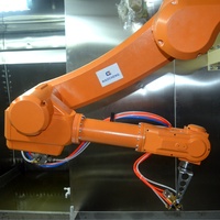 Cabine de peinture entièrement fermée avec robot de peinture par pulvérisation contrôlé par PLC pour meubles et produits en plastique