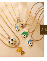 Collier pendentif football plaqué or avec zircon transparent et émail, bijou sportif en forme de trophée et de cœur pour les fans de football (hommes et femmes)