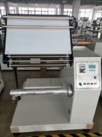 Machine à rembobiner les rouleaux équipée d'un système de guidage automatique et d'un redresseur de déviation, spécialisée pour le contrôle qualité des rouleaux de film d'étiquettes