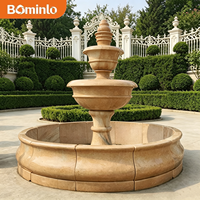 Grande fontaine d'eau extérieure en marbre beige à 3 niveaux, sculpture de jardin classique sculptée à la main pour la décoration de la cour d'hôtel ou de la propriété