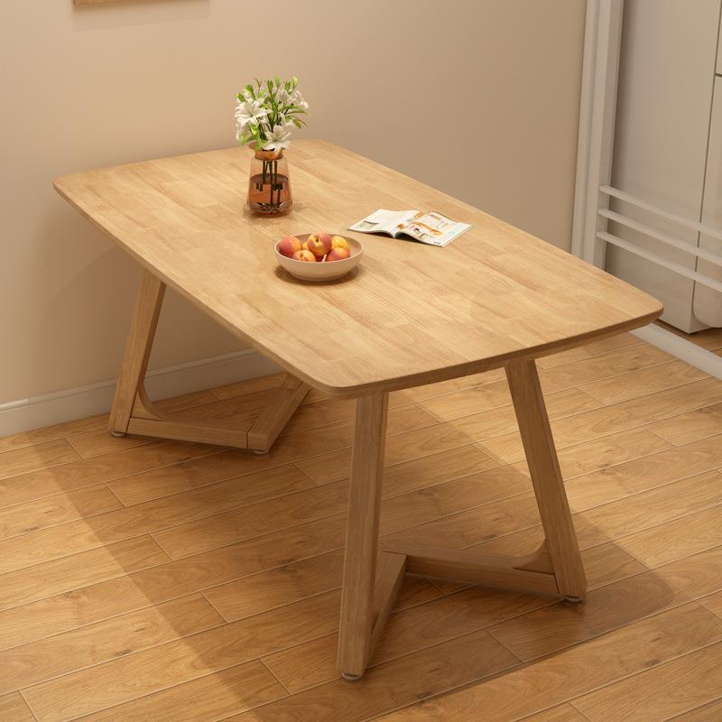 Table simple en bois naturel