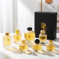 Flacon de parfum vide en verre transparent avec bouchons dorés, bâtonnets diffuseurs, scellé avec bouchon en liège, options de gravure et marquage à chaud, MOQ 100 pièces