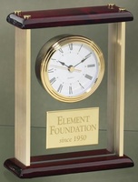 Horloge de bureau en laiton doré gravée avec un logo personnalisé, encadrée dans du verre