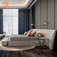 Lit plateforme capitonné de luxe en velours, design dossier haut, couleur beige clair pour chambre à coucher de style hôtel moderne
