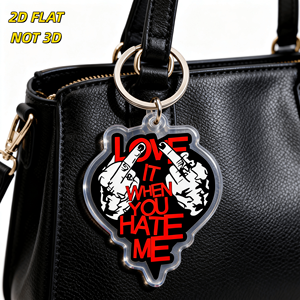 Portachiavi in acrilico 'Love IT When You Hate Me' con testo rosso e cuore con doppio dito medio, ciondolo dallo stile audace per chiavi - Product Image 5