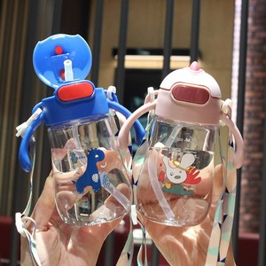 Vaso de agua con diseño de dinosaurio colorido de 320 ml con asa y correa para niños de 2 a 4 años, material PP, flujo medio - Product Image 1