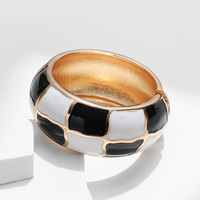 Bracelet manchette large plaqué or, design dôme, bijou fantaisie lourd et brillant, accessoire de mode