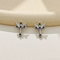 Boucles d'oreilles clous en zircon noir avec croix ailée argentée pour femme, style néo-gothique punk, accessoire streetwear quotidien