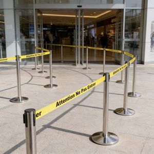 Poste de cola de primera calidad con base de hierro fundido y logotipo personalizable - Product Image 3