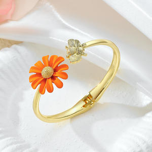 Gold Plated Floral Bee Design Open <strong>Bracelet</strong> for Women Creative Zouchrysanthemum Fashion Bangles Personality <strong>Touch</strong> for <strong>Couples</strong> - Product Image 5