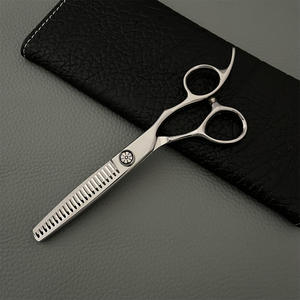 Tijeras de Adelgazamiento Invisibles Z3 de 6 Pulgadas, Acero Inoxidable 440C, Tijeras de Peluquería para Diestros, Uso Profesional, con Tornillo Floral - Product Image 2