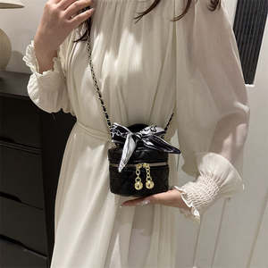 Sac à bandoulière en satin PU de luxe pour femmes, fermeture éclair, sac à bandoulière tendance pour femmes - Product Image 5