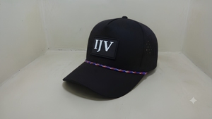 Casquette de golf noire personnalisée en gros à 5 panneaux avec corde, découpe laser perforée, logo en patch PVC, profil moyen et visière pré-courbée - Product Image 2