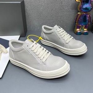 รองเท้ากีฬาผู้ชายหนังแท้สีขาวเรียบหรู สปอร์ต ใส่เดินเล่น ออกกำลังกาย เล่นเทนนิส กันลื่น ระบายอากาศได้ดี พร้อมพื้นรองรับแรงกระแทก - Product Image 1