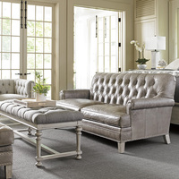 Canapé trois places en tissu capitonné de style américain classique de luxe avec accoudoirs roulés et garniture cloutée pour salon de villa