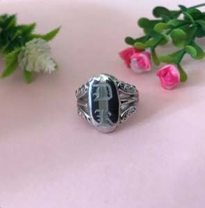 Bague signet en argent sterling artisanale avec motif monogramme gravé, accessoire élégant et personnalisé pour un usage quotidien - Product Image 4